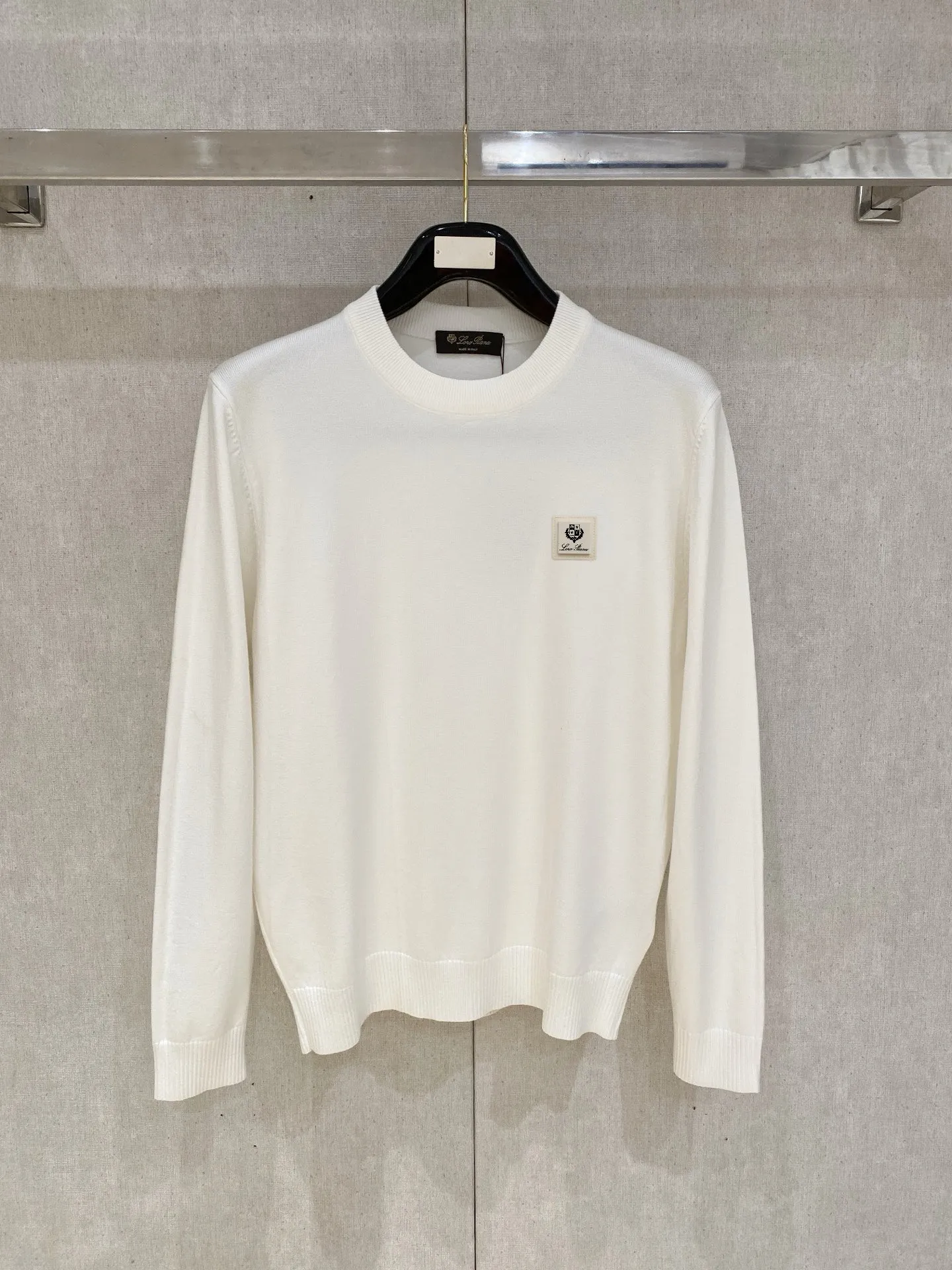 , LP Exquisite logo crew neck sweater Premium wool blended sweater Men's and women's Premium customized products Series Affiliated to the brand's Premium main line Patented top yarn blending Interprets conventional styles with innovation. The configuration of the fabric is subversive. The details are remarkable. The most anticipated sweater in autumn and winter. Full sense of luxury. The brand is designated by Zhejiang and factory is flowed out. Super cost-effective. The quality of Meri wool yarn is excellent. It feels super soft, delicate, soft, non-pilling and does not deform. It is available at all major counters at the same time. It is a must-have product every year. The product seems simple, the workmanship is extremely complicated, and the upper body is not picky. The upper body is extremely skin-friendly and comfortable. It can be worn close to the body with an outer jacket or alone (three standards are complete). Color: Black White Sizes: M L XL 2XL 3XL